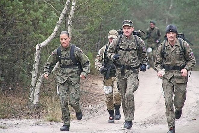 Maraton komandosa: jakie obuwie sprawdzi się na trudnej trasie?
